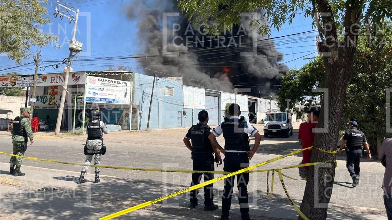 Cartonera se incendia en Juárez y Torres Landa; hay varios heridos y ya evacuan la zona