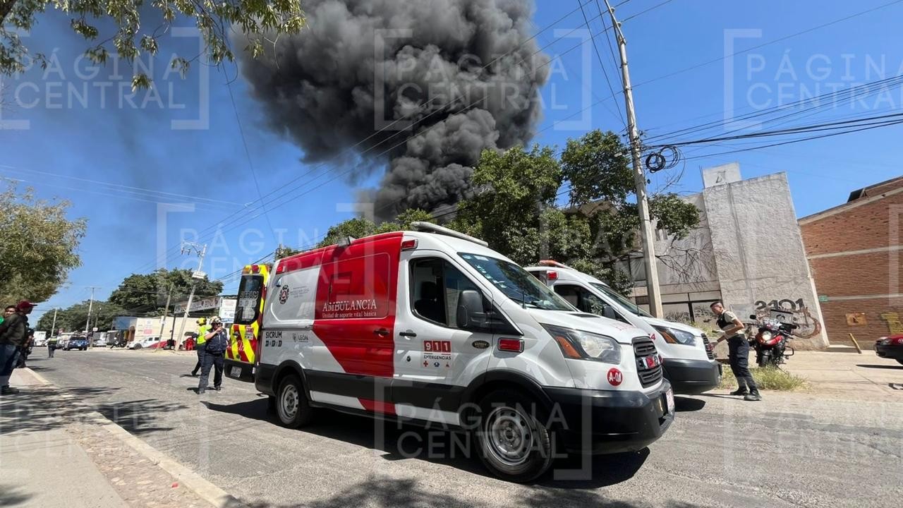 Confirman un fallecido en el incendio de una cartonera de la colonia Plaza de Toros