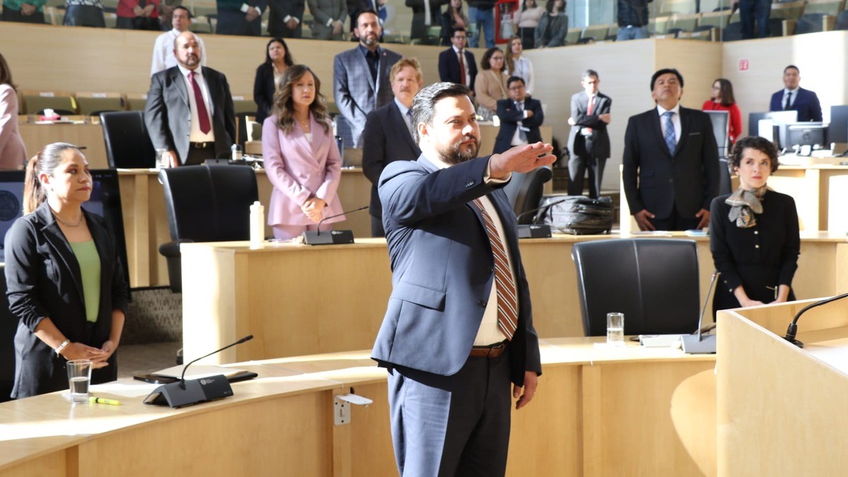 Pese a polémica, exsecretario Christian Cruz se convierte en magistrado