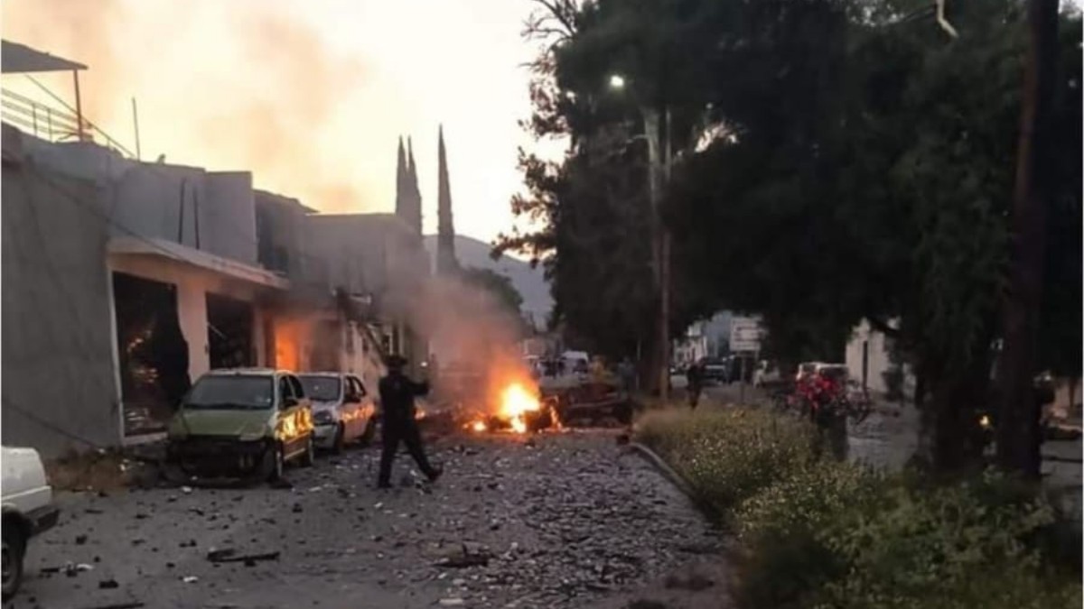 Explota coche bomba afuera de la sede de la policía en Acámbaro; hay 3 oficiales heridos