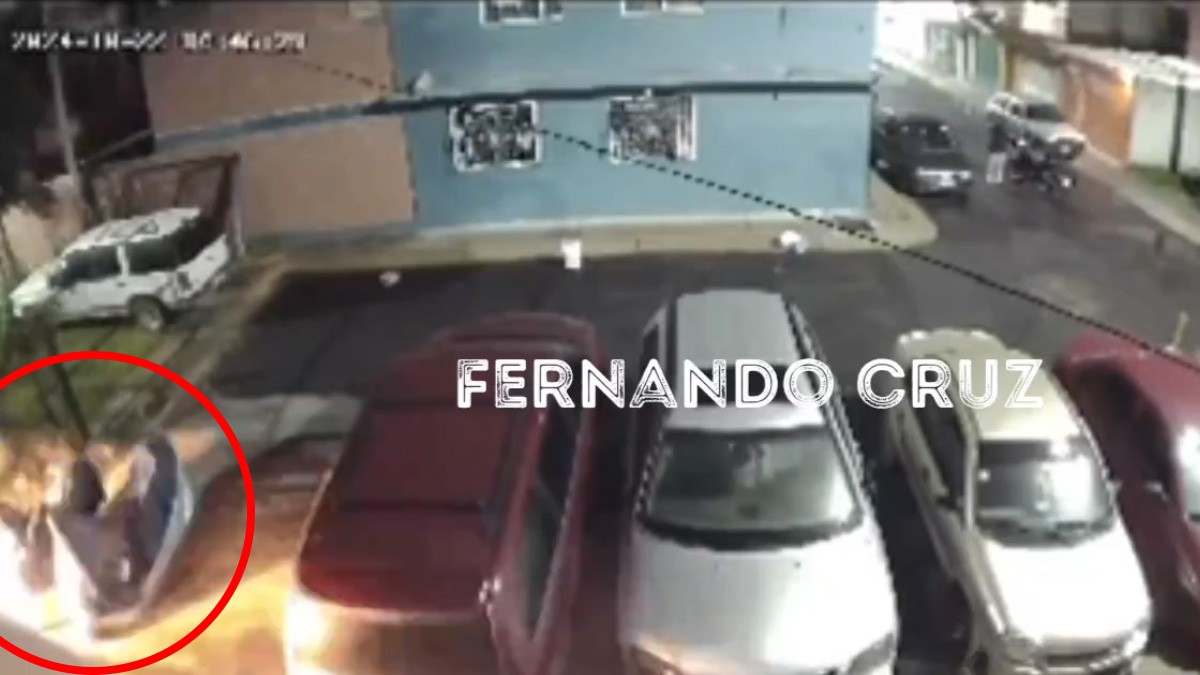 VIDEO Extorsionadores detonan artefacto en la calle, pero explosión alcanza a uno de ellos