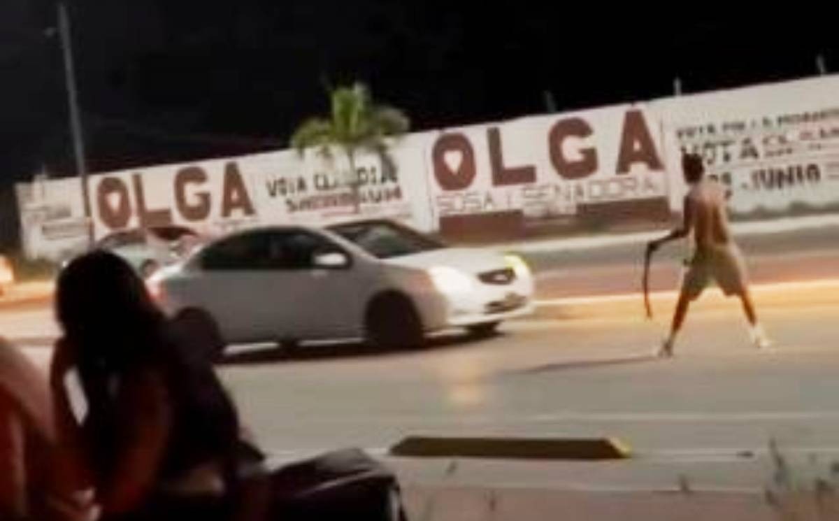 VIDEO Así lo dejaron las drogas; ‘agarra’ a cinturonazos a vehículos y le dan una golpiza