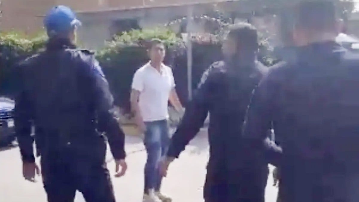 VIDEO Policía acepta pelea 'de a solos' con un civil... pero termina en el suelo