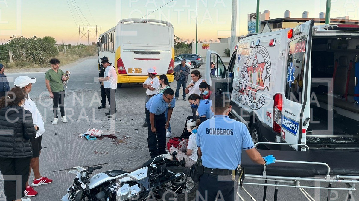 Camión urbano arrolla a pareja de motociclistas en la colonia El Cielo; están graves