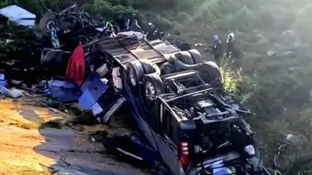 ¡Fatal accidente! Mueren 24 personas al chocar autobús con tráiler y caer en barranco