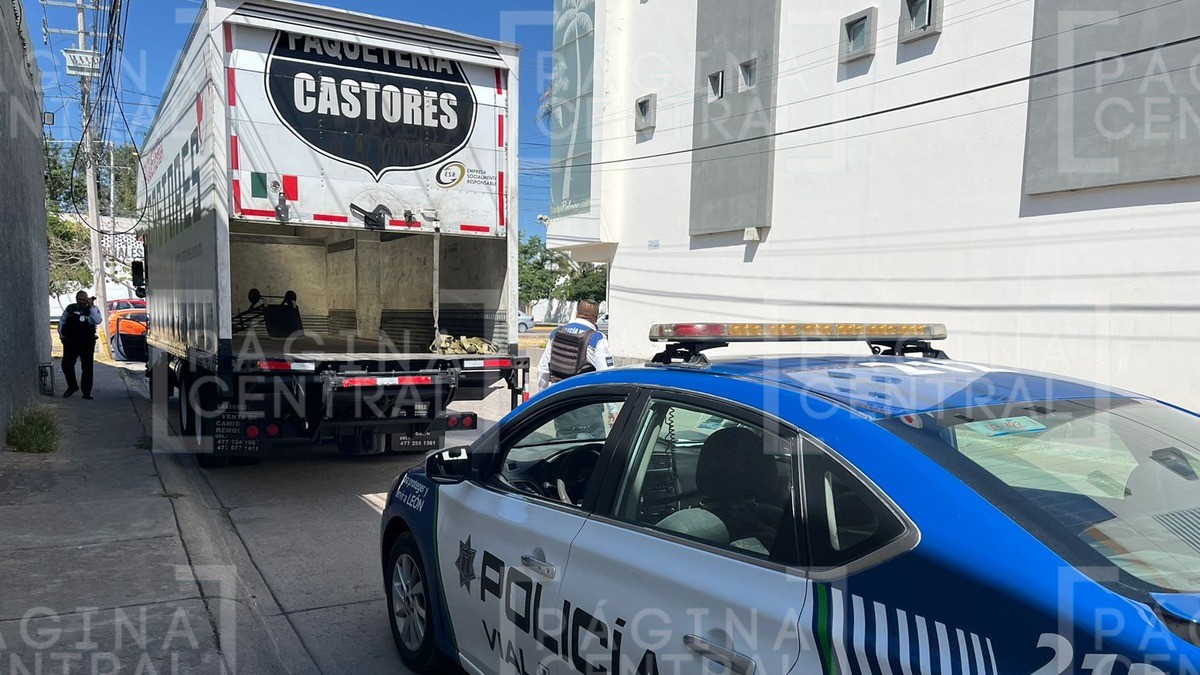 Transportista retorna en zona prohibida y arrolla a ciclista; está grave