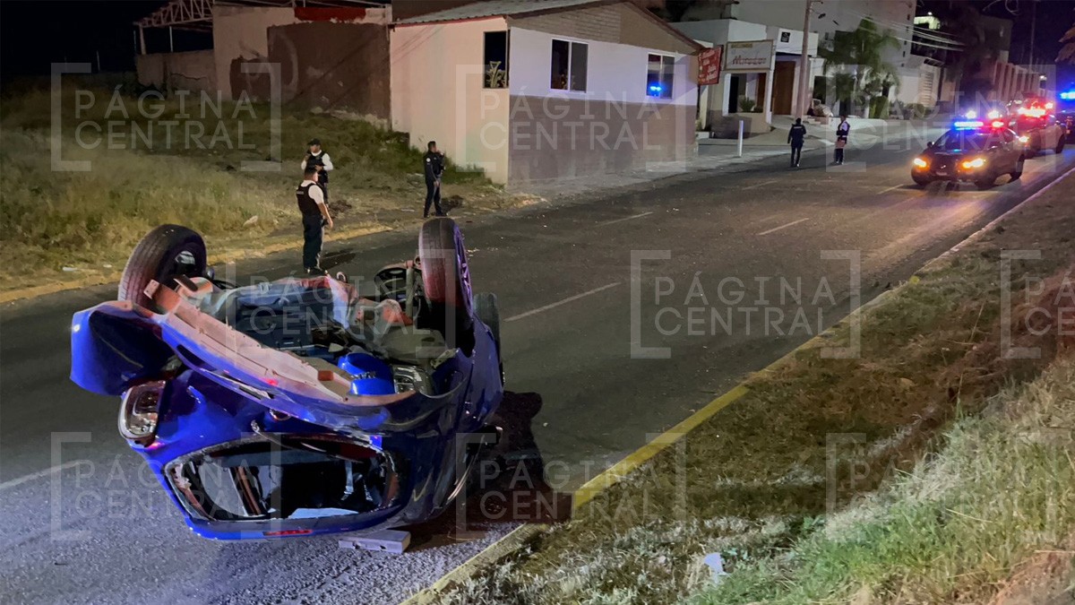 Chocan a conductora y provocan que se vuelque en el bulevar Las Torres
