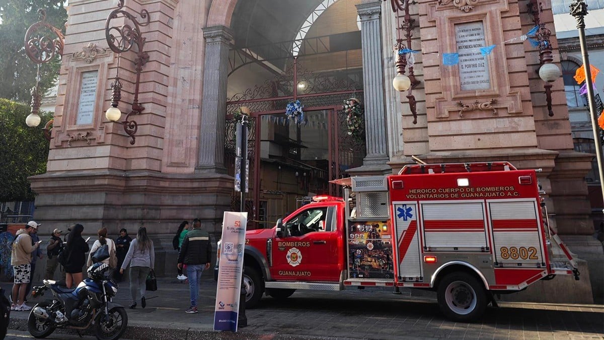 ¡Se incendia el histórico Mercado Hidalgo! Locatarios reaccionan para combatir el fuego