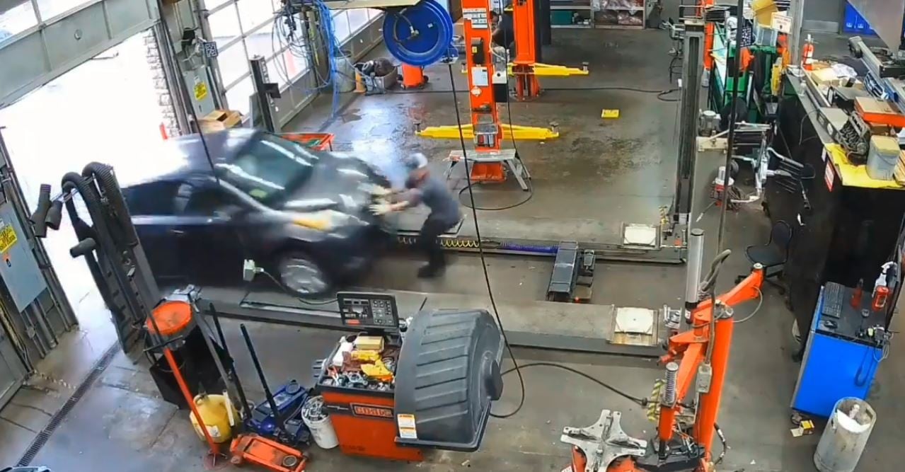 VIDEO ¿Fue accidente? Mecánico acomodaba área de elevador y su compañero lo arrolla