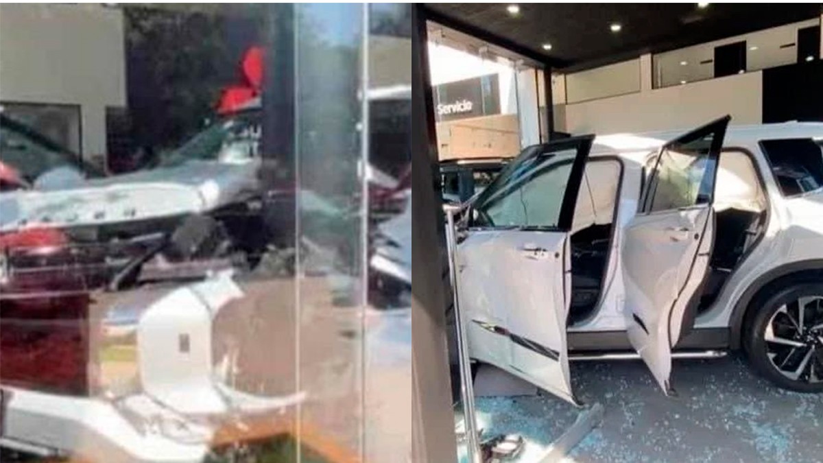 VIDEO Mujer destroza camioneta de prueba y choca contra dos autos más dentro de agencia