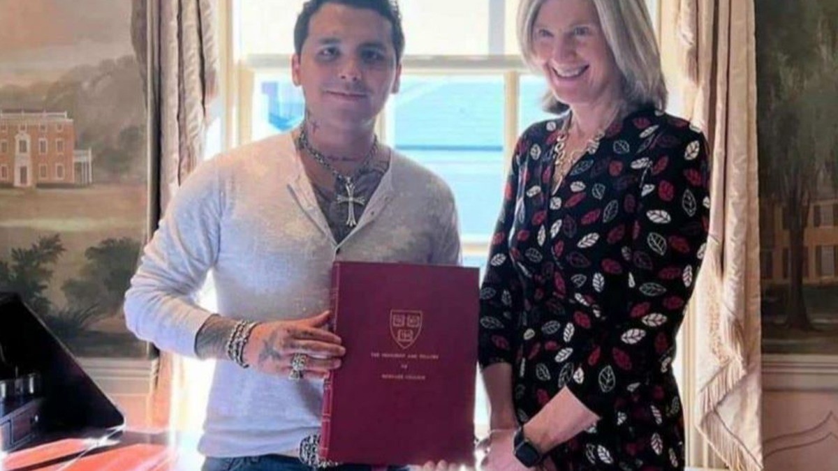 Recibe Christian Nodal premio de Universidad de Harvard