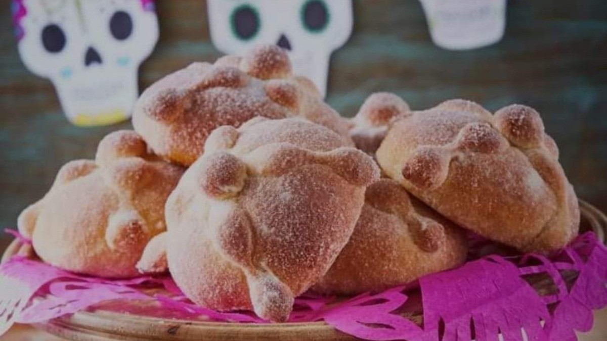 Venden pan de muerto relleno de chocolate, de crema y hasta sin gluten, ¿cuál eliges?