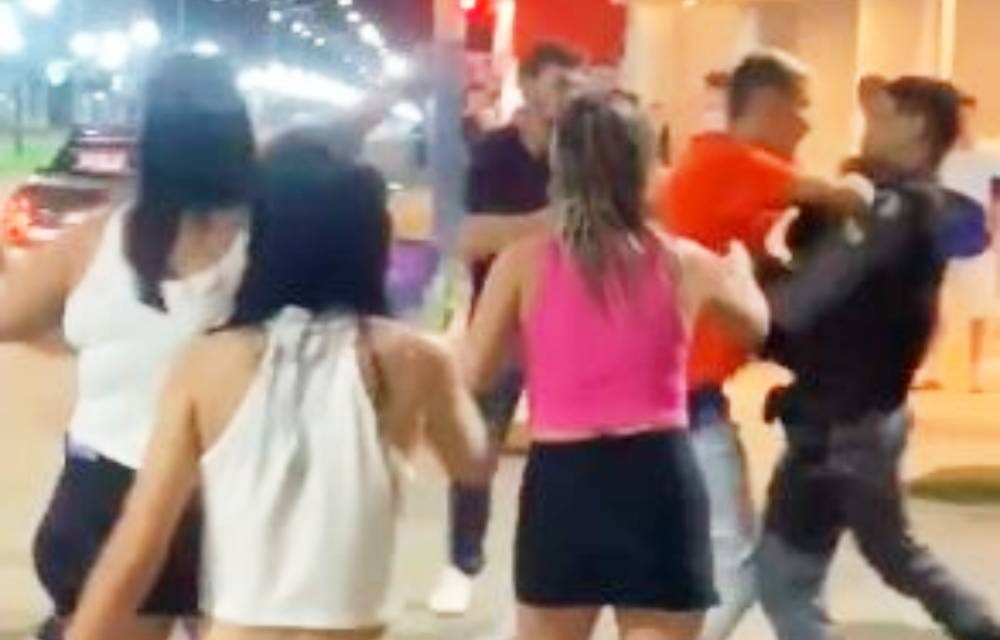 VIDEO Graban a jóvenes golpeando a policía, pero el oficial saca un arma y acribilla a uno