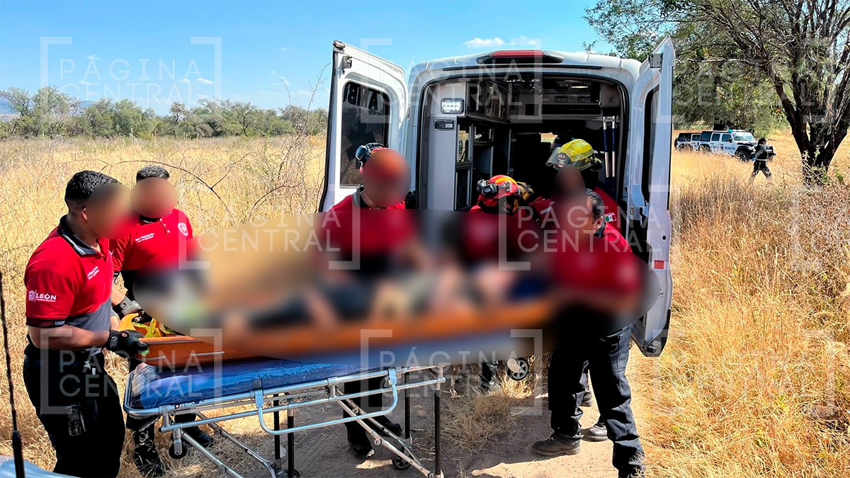 Dos menores de edad iban en moto, pero pierden el control y caen a un pozo de 7 metros