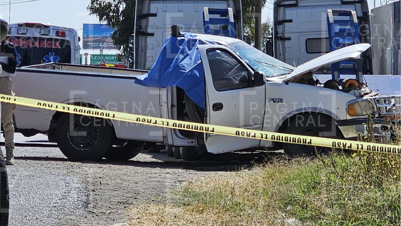 Conductor fallece luego de derrapar e impactarse contra una plataforma en la León-Silao