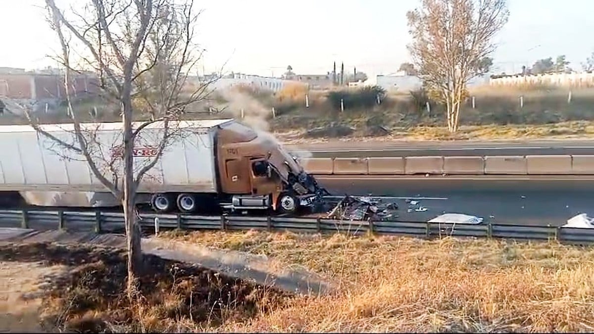Tráileres chocan y uno se incendia cuando circulaban por la León-Aguascalientes