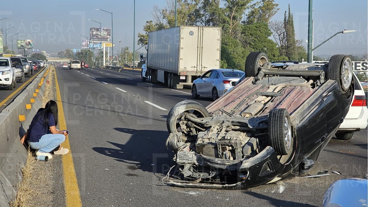 Mujer circulaba por la León-Silao cuando se le poncha una llanta y termina volcada