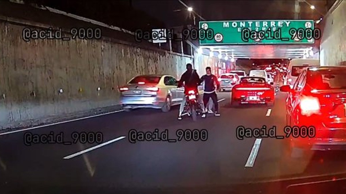 VIDEO Hombre conducía Porsche en el tráfico cuando motociclistas se bajan y lo asaltan