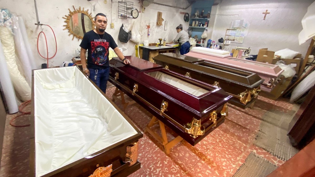 El arte de los ataúdes en León: así fabrican el último refugio con dignidad y esmero