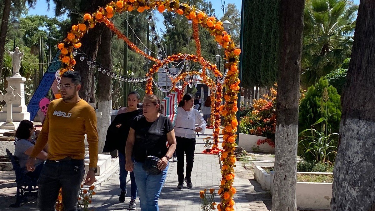 Leoneses preparan las tumbas para venerar a sus muertos