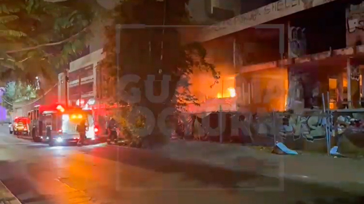 Mujer intenta asaltar a indigentes, pero tras fallar regresa y provoca incendio