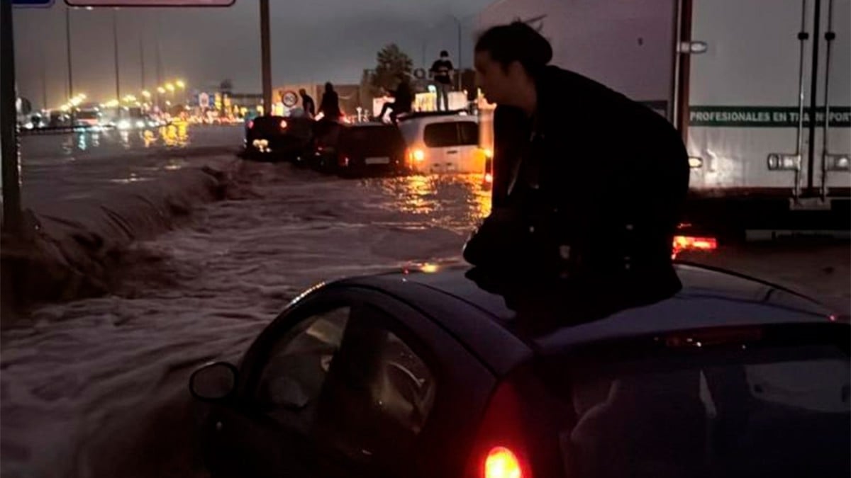 Hombre pierde a su esposa e hija en una inundación, vio cómo la corriente las arrastraba
