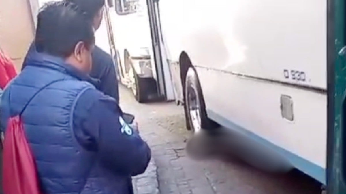 Joven cae de transporte público y muere atropellado por camión en el Centro Histórico