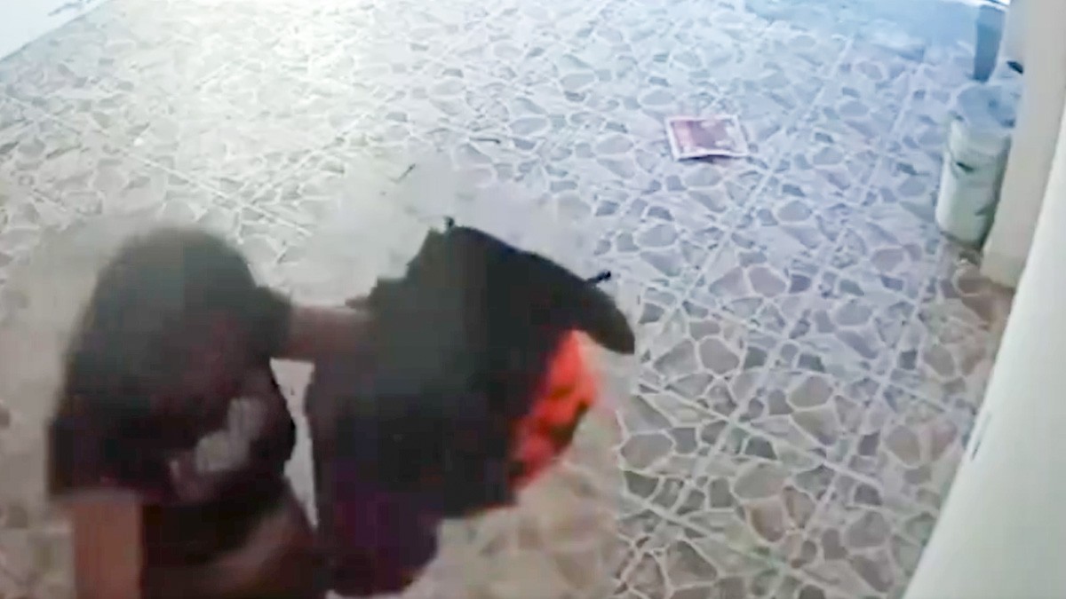 VIDEO ¡Prefirió truco! Captan a mujer mientras se roba adorno de Halloween en una casa