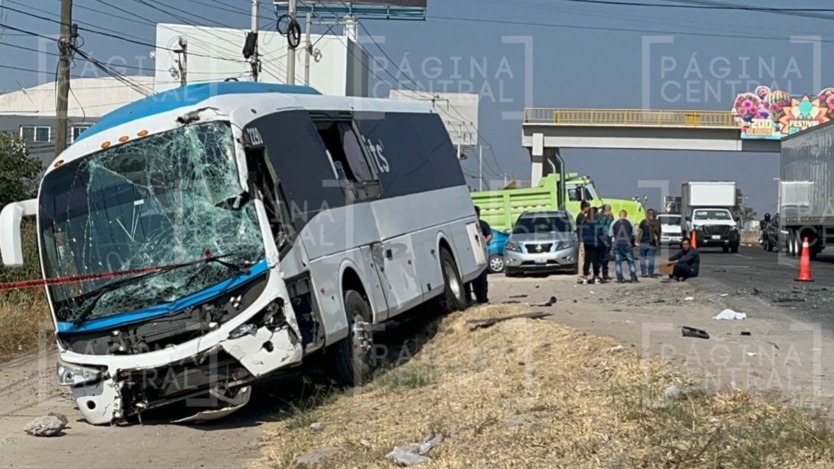 ¡Carambola! Tráiler en retorno causa accidente; vecinos piden reductores de velocidad