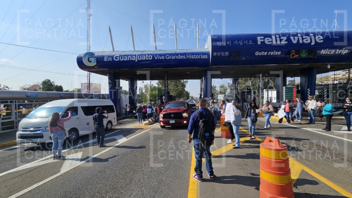 Protestan maestros en caseta de Guanajuato por descuentos salariales; dejan libre el paso