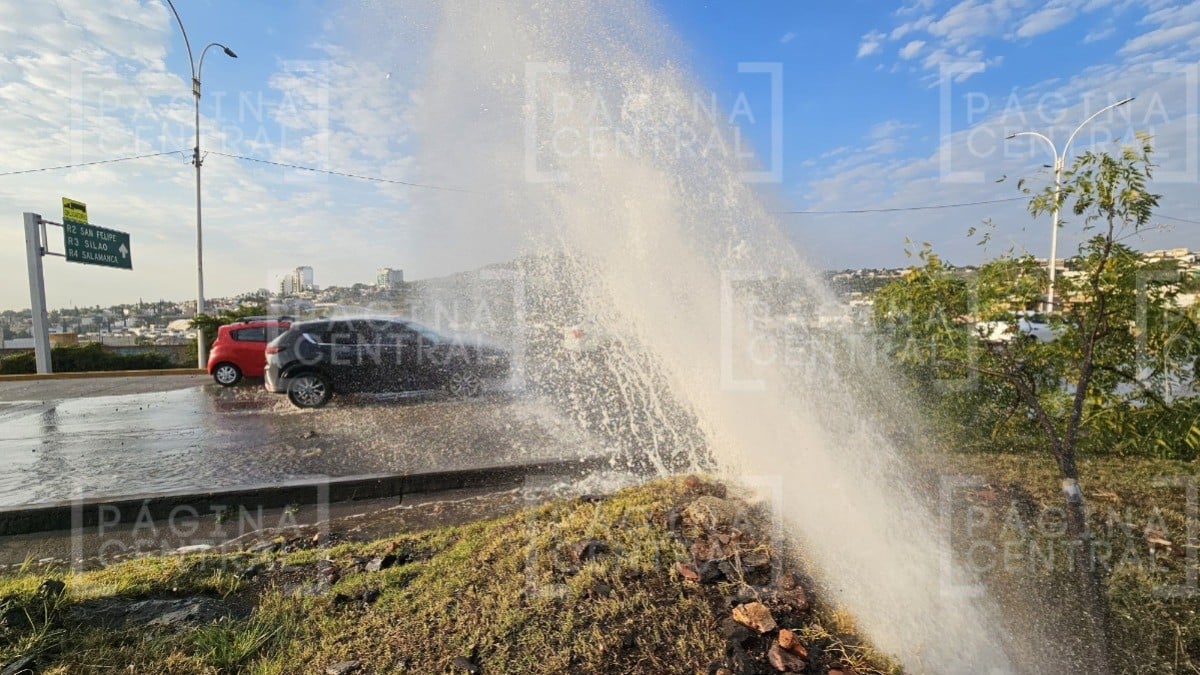 ¡Lavada gratis! Megafuga por la Antorcha sale disparada a bulevar y sorprende a leoneses