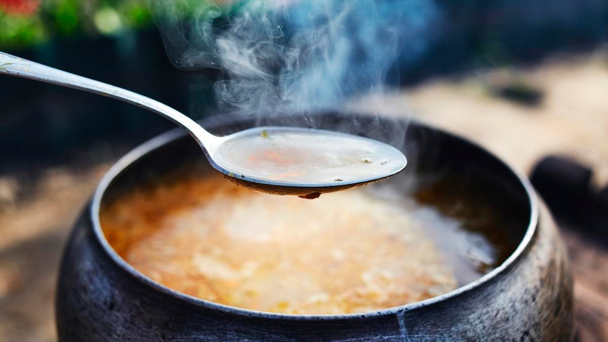 Mujer envenena a su novio con sopa, y cuatro de sus amigos también resultan afectados