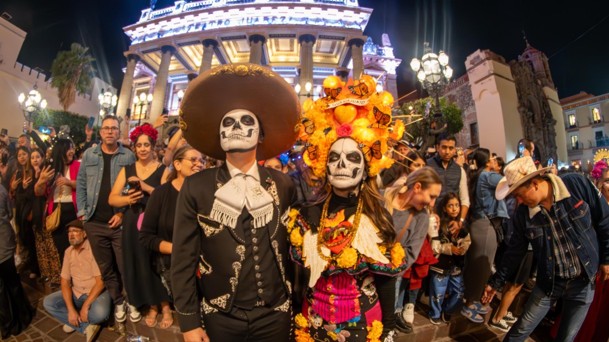 Más de mil catrines y catrinas llenan las calles de color y tradición