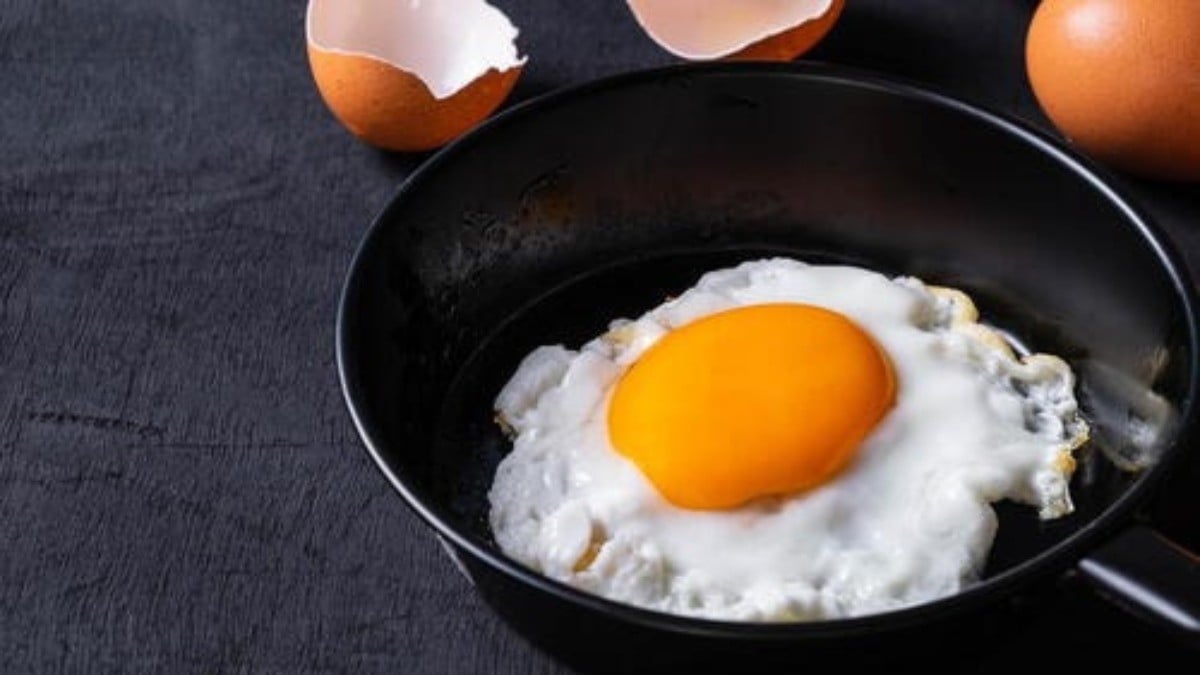¡No más aceite! Este es el truco viral para cocinar el huevo frito sin nada de grasa