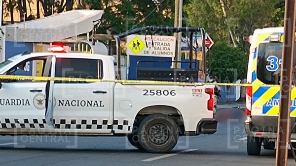 Motociclista se detiene en una esquina y ahí lo interceptan y lo matan a balazos