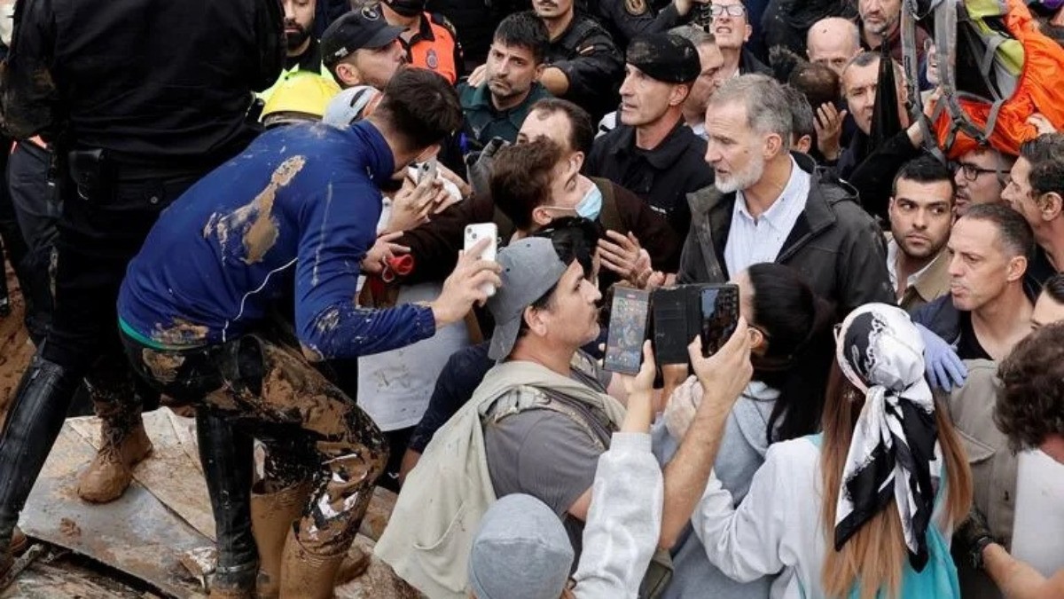 VIDEOS Lanzan lodo e insultan al rey Felipe de España cuando visitaba zona de desastre