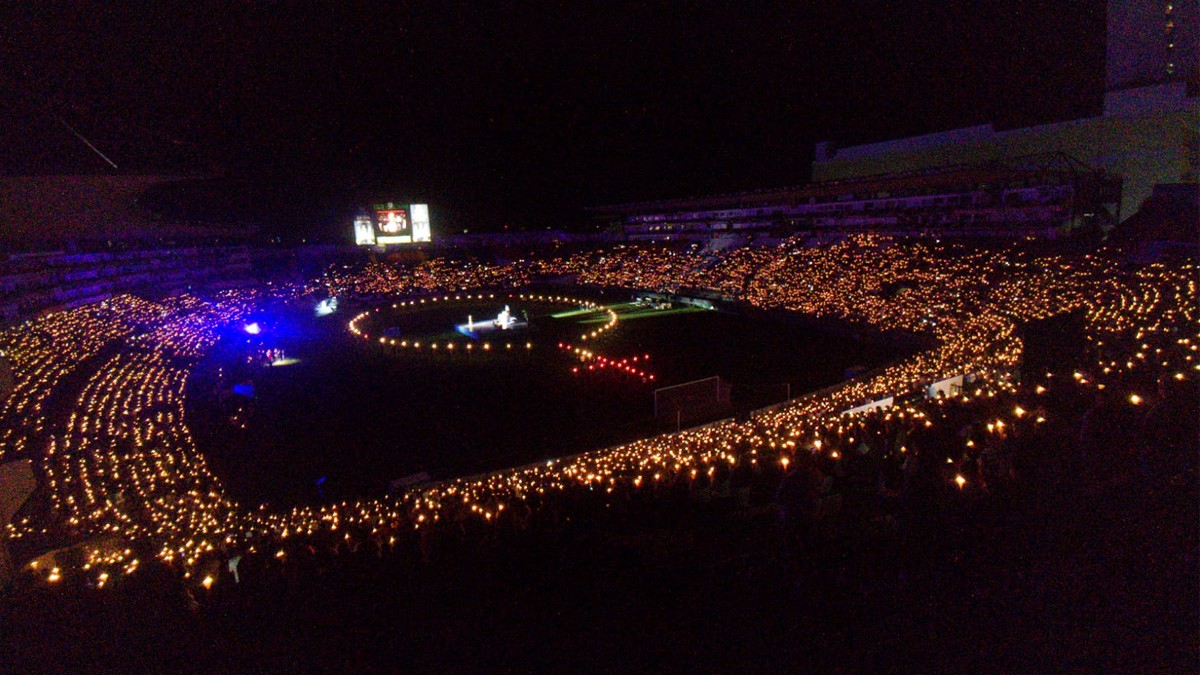 Oración por la paz: católicos iluminan el estadio Nou Camp con el Rosario Viviente en León