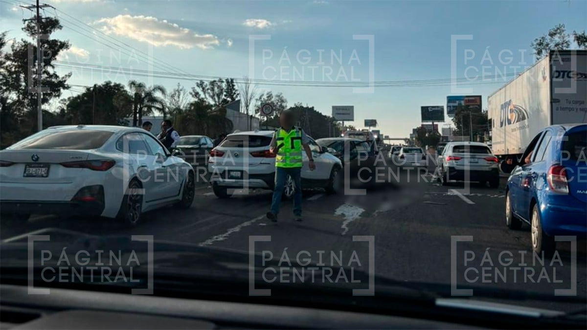 Conductor pierde el control de su vehículo y choca contra camioneta en la León-Silao