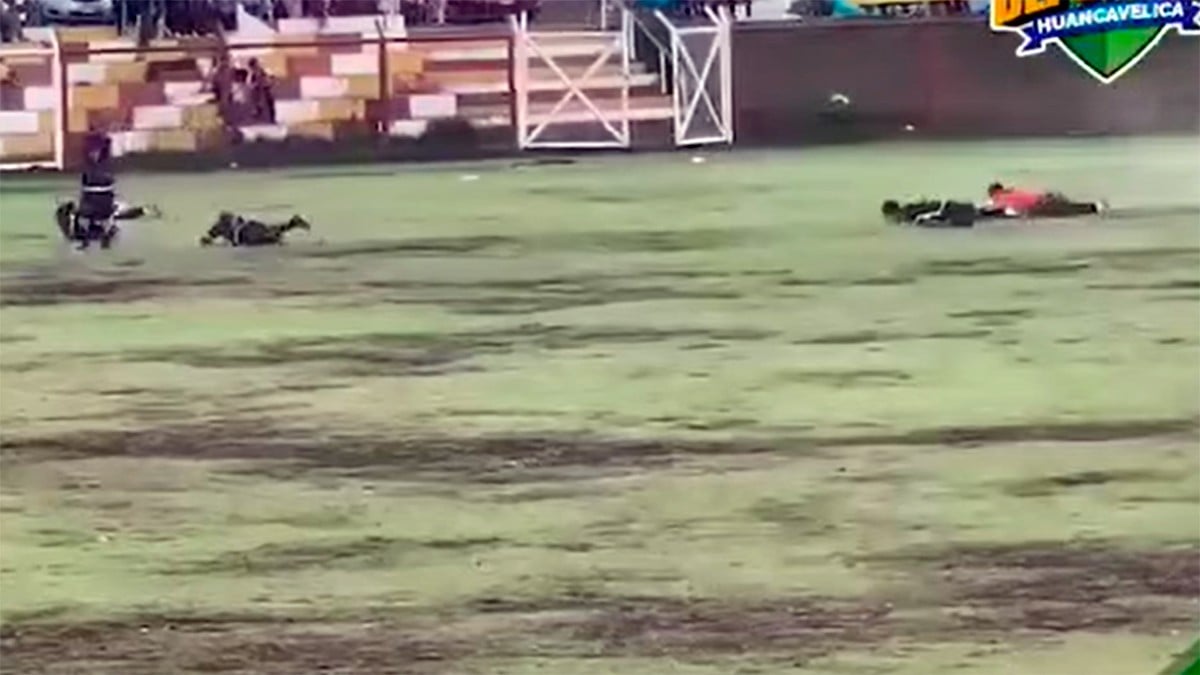 VIDEO Cae rayo en medio de un partido de futbol, un jugador muere y 4 quedan lesionados