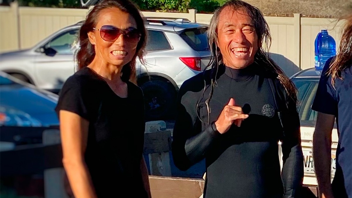 Surfista pierde una pierna por el ataque de un tiburón, nada hasta la orilla y sobrevive