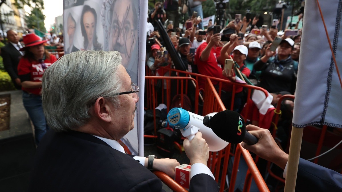 Estamos tristes, dice ministro Aguilar afuera de SCJN