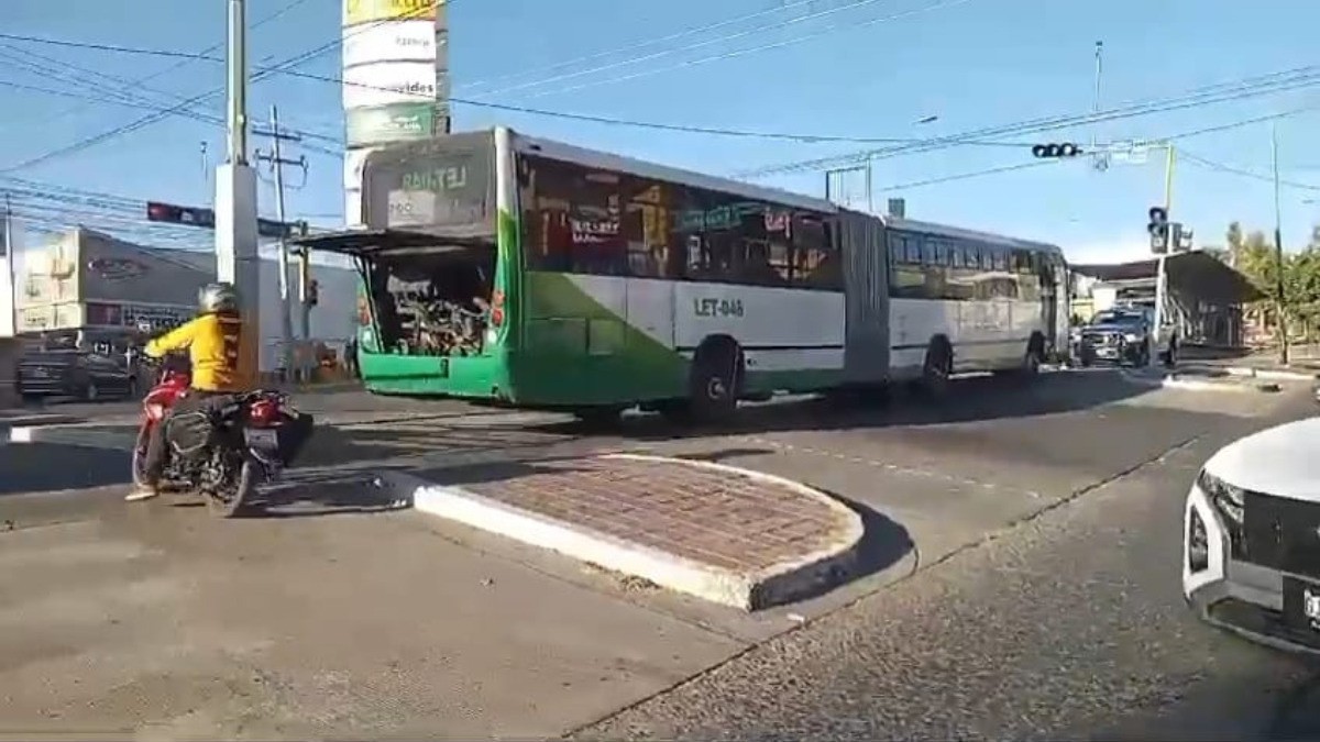 Falla oruga con pasajeros a bordo y provoca caos vial en San Juan Bosco