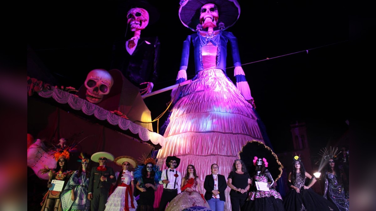 VIDEO Captan a hombre cuando incendia catrina monumental en la plaza principal