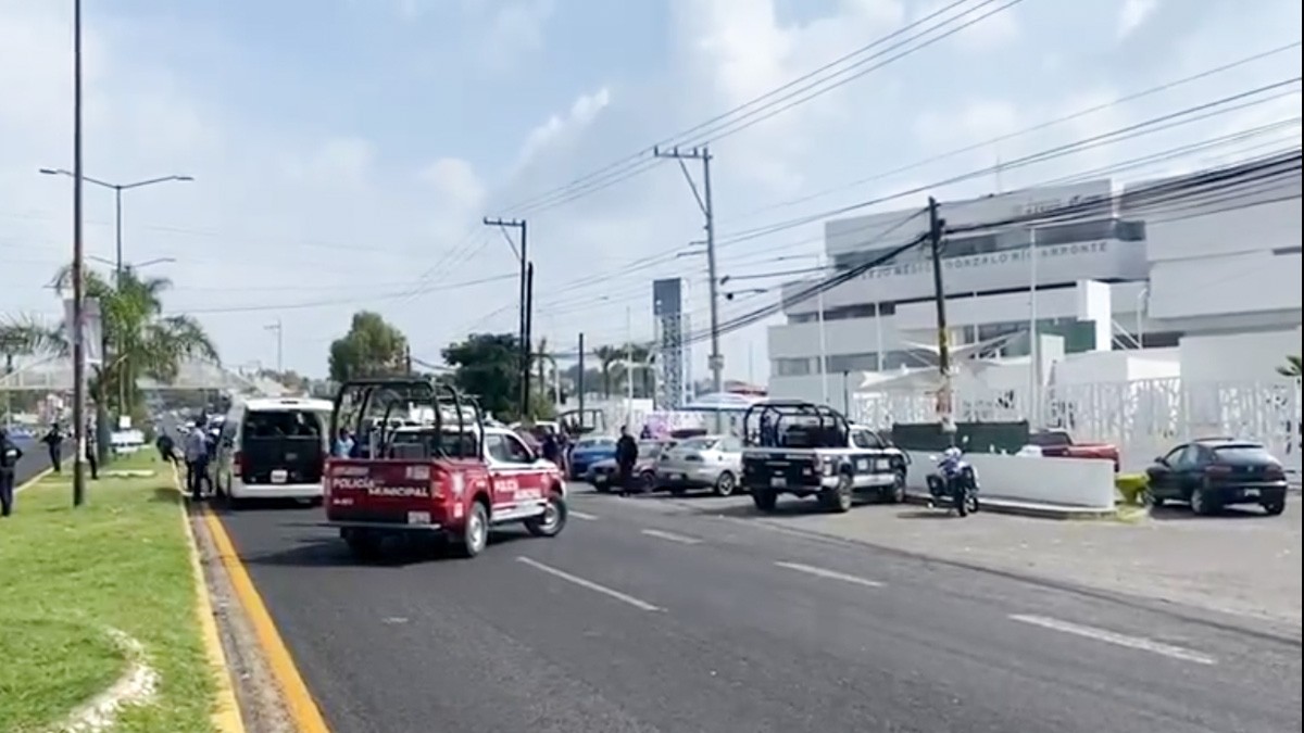 Sicarios irrumpen en hospital, rematan a un hombre y asesinan a dos policías