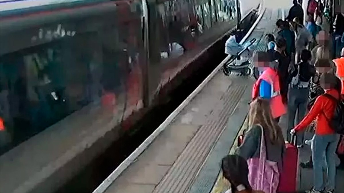 Tren impacta una carriola con un bebé en su interior dejando a los testigos en shock