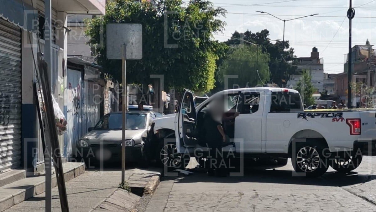 Motociclistas balean a conductor de una Lobo y herido se va contra puesto de comida