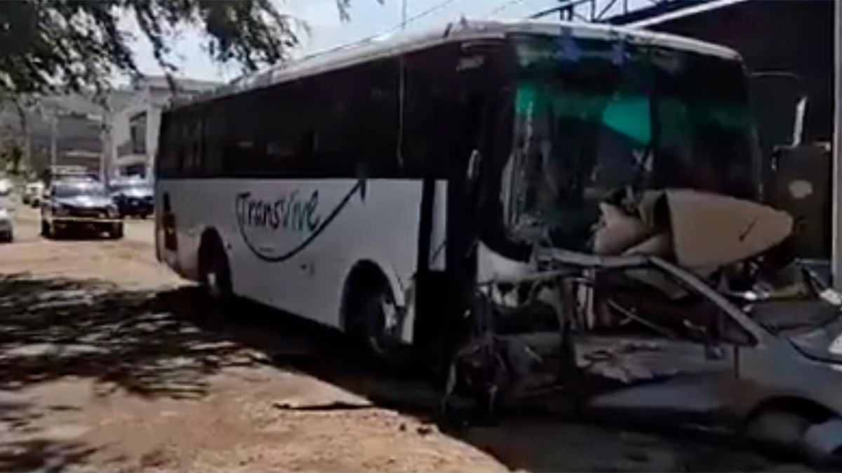 VIDEO Graban el instante en que un camión con 25 personas se queda sin frenos y choca