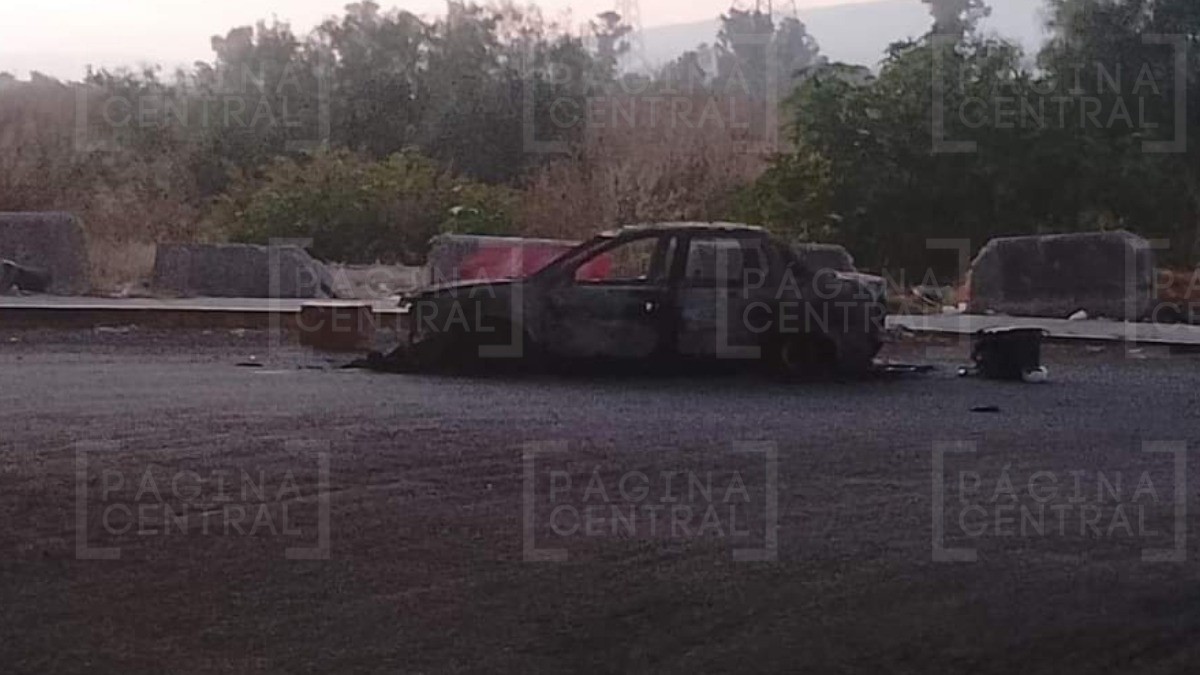 Hallan cuerpo calcinado en auto y matan a conductor ¡que llevaba un muerto encajuelado!