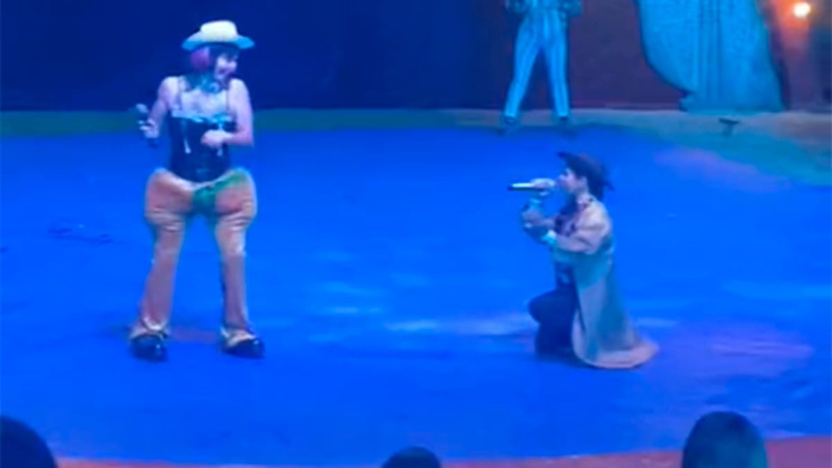 VIDEO Captan parodia de la vida de Nodal con su esposa y sus ‘exnovias’ en un circo