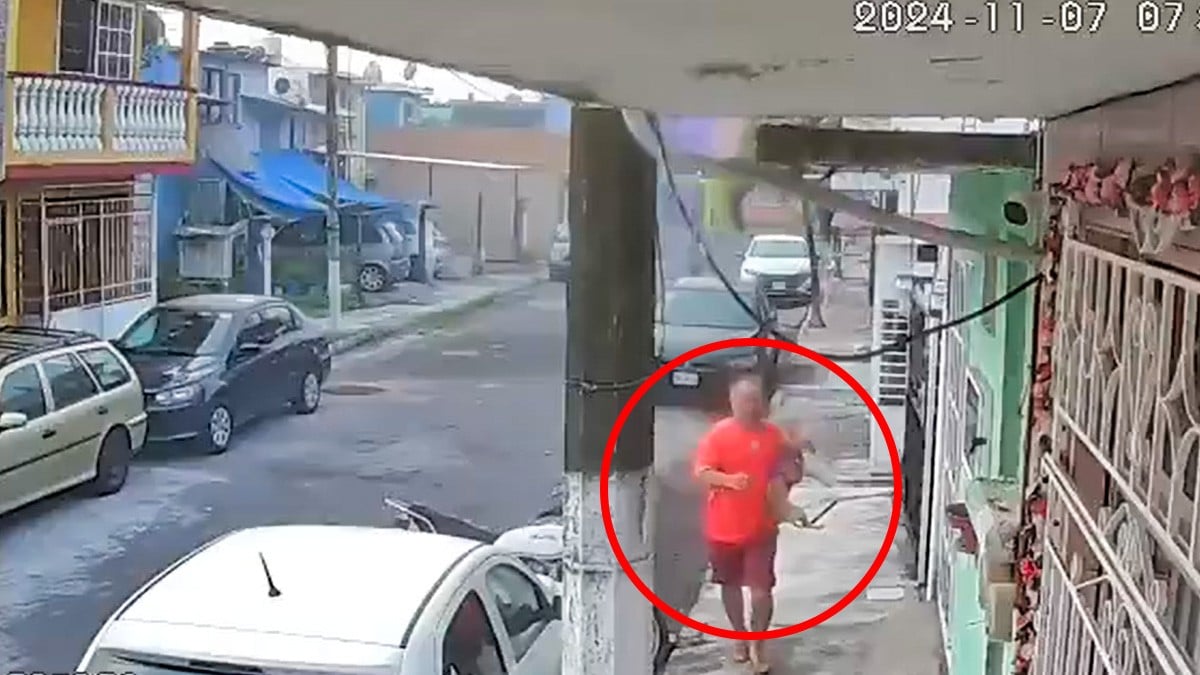 VIDEO ¡Lealtad ante todo! Hombre escapa de ataque armado con todo y su perrito en brazos